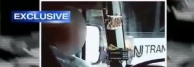 L'AUTISTA SI TOCCA MENTRE GUIDA IL BUS - VIDEO CHOC - 15/07/2013