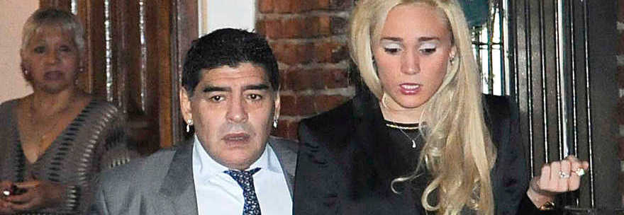 MARADONA, RISSA CON I PAPARAZZI ALLA FESTA PER I 23 ANNI DELLA FIDANZATA - 16/07/2013