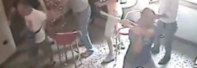 PERDE 5.000 EURO AL VIDEOPOKER: ESCE, TORNA CON UN'ASCIA E DISTRUGGE 7 SLOT - FOTO - 17/07/2013