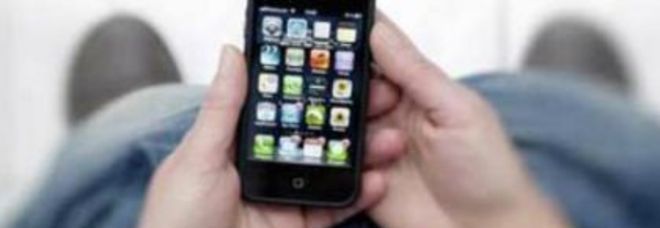 RICARICARE LO SMARTPHONE ANDANDO IN BAGNO: LA PIPÌ ALIMENTA LA BATTERIA - 17/07/2013
