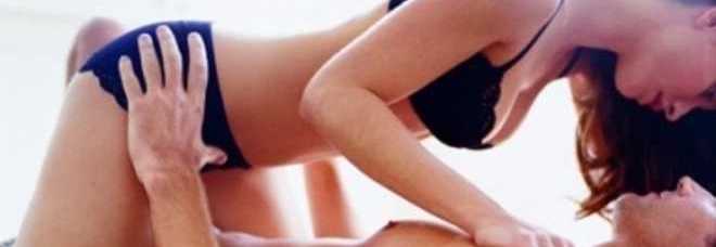 FA L'AMORE SULLE SCALE E RESTA INCASTRATA. IL PARTNER LA ''ABBANDONA'' E SCAPPA VIA - 18/07/2013