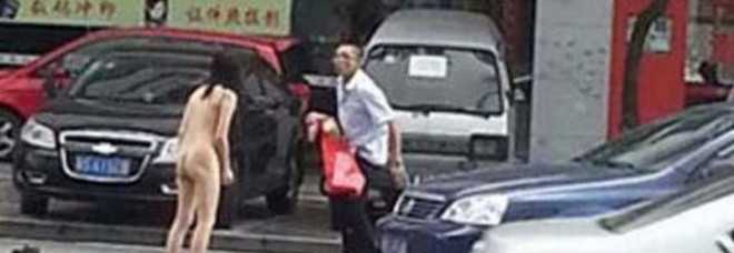 COPPIA LITIGA E SI SPOGLIA IN STRADA: UN PASSANTE LI RIPRENDE TUTTI NUDI - FOTO - 26/07/2013