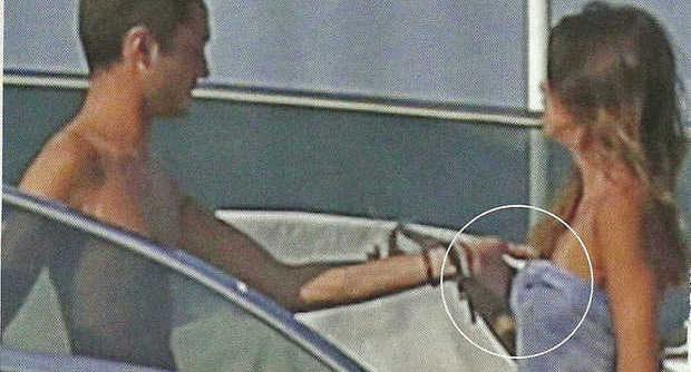 ELISABETTA CANALIS, ''PALPATINE HOT'' IN BARCA CON L'AMICO - FOTO ALL'INTERNO - 26/07/2013
