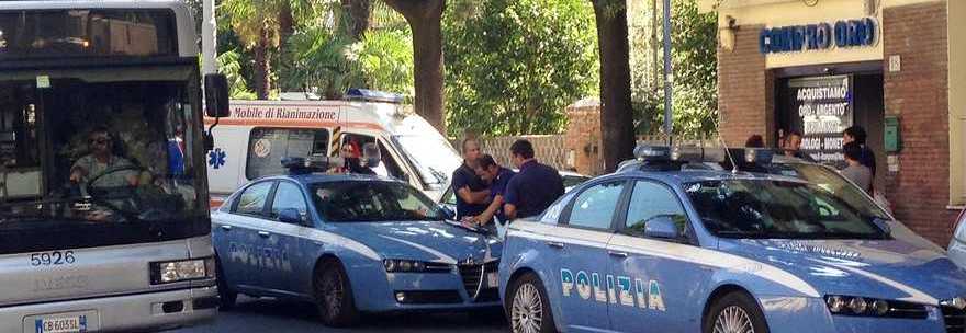 ROMA, RAPINA AL 'COMPRO ORO': I BANDITI USANO UN PASSANTE COME SCUDO - FOTO - 03/09/2013