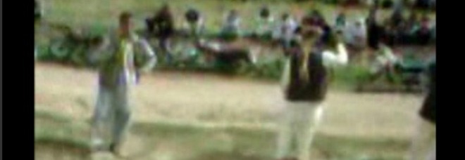 ACCUSATA DI ADULTERIO: IL PADRE LE SPARA DAVANTI ALLA FOLLA - VIDEO CHOC - 12/09/2013
