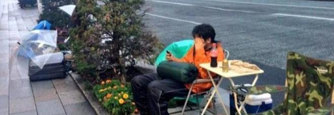 TRA 10 GIORNI IL NUOVO IPHONE. UN GIOVANE GIÀ ''ACCAMPATO'' IN CODA -FOTO - 12/09/2013
