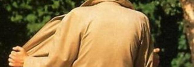 MANIACO DAVANTI ALLA SCUOLA: SI MESCOLA AI GENITORI E POI SI ABBASSA I PANTALONI - 20/09/2013