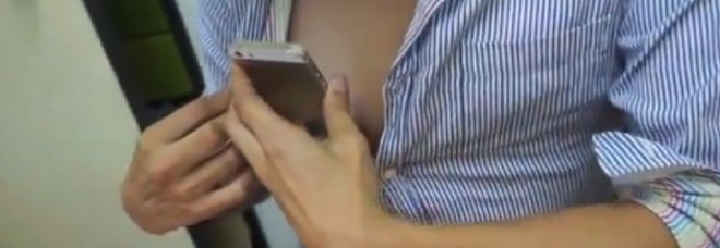 L'IPHONE 5S? SI SBLOCCA CON LE DITA, LE ZAMPE E... UN CAPEZZOLO - FOTO/VIDEO - 24/09/2013