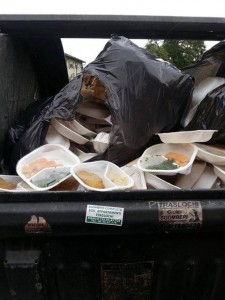 I PROFUGHI CHE GETTANO NELL'IMMONDIZIA IL CIBO OFFERTO DALLO STATO ITALIANO - LA FOTO CHE INDIGNA IL WEB - 13/10/2013
