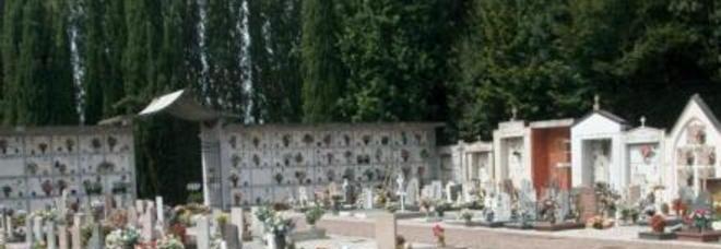 VUOLE IMPICCARSI PER AMORE IN CIMITERO LA NOTTE DEI MORTI: IL RAMO SI SPEZZA - 03/11/2013