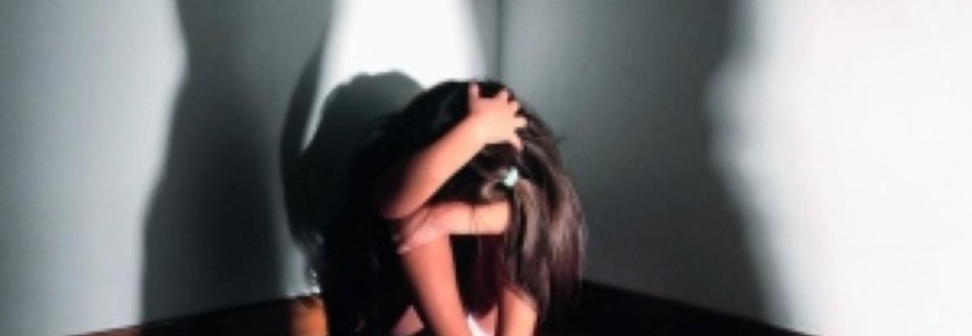 BIMBO INCATENATO AL TERRAZZO. ''FACEVA I CAPRICCI''. GENITORI SOTTO ACCUSA - 05/11/2013