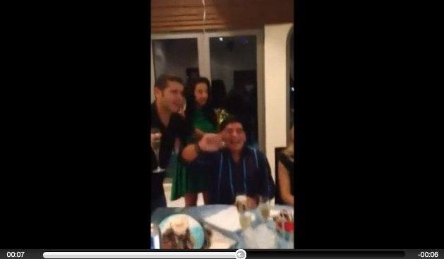 Maradona canta il suo inno per caricare il Napoli in Champions - VIDEO - 05/11/2013