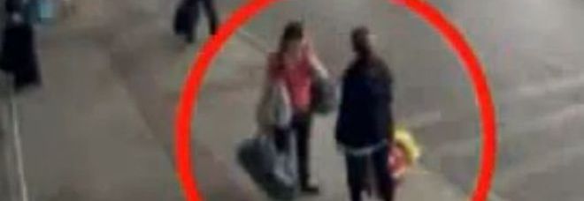 MAMMA VENDE IL FIGLIO A 365 EURO. LO SCAMBIO IN AEROPORTO - VIDEO CHOC - 07/11/2013