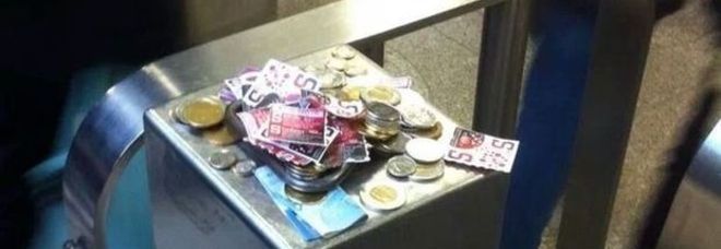 LA MACCHINA DEI BIGLIETTI DELLA METRO È GUASTA, I PASSAGGERI LASCIANO I SOLDI SULL'OBLITERATRICE - 13/11/2013