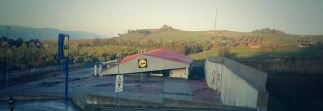 MALTEMPO - IL SUPERMERCATO LIDL TRAVOLTO DALLA FRANA: CAPANNONE INCLINATO, E IL TETTO CROLLA - 06/12/2013