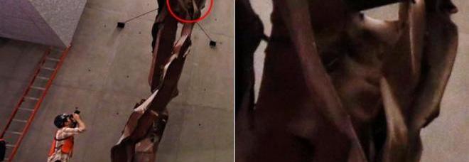 WORLD TRADE CENTER: DALLE LAMIERE DELLE TORRI EMERGE IL VOLTO DI UNA DONNA SOFFERENTE - 05/12/2013