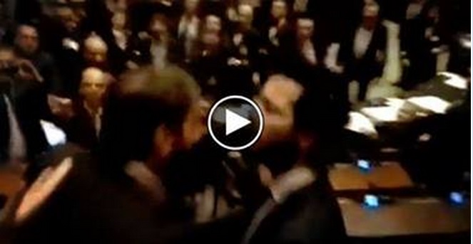 RISSA ALLA CAMERA, OCCUPANO I BANCHI DEL GOVERNO: ''AGGREDITI FISICAMENTE'' - 04/12/2013