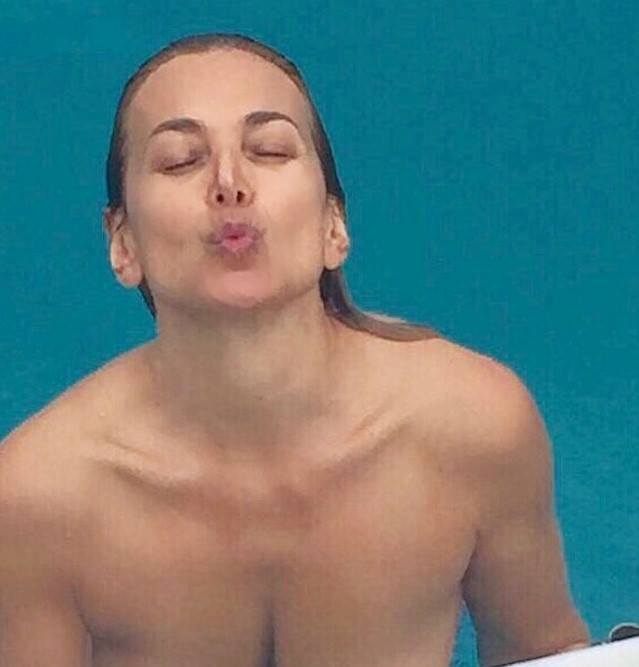 BARBARA D'URSO SENZA COSTUME IN PISCINA: I FAN LA INSULTANO E LE DICONO DI TUTTO - ECCO LA FOTO SCANDALO - 04/09/2017