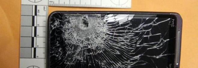 PARTE UN COLPO DURANTE LA RAPINA: PROIETTILE FINISCE SUL TELEFONINO, SI SALVA UN RAGAZZO - 29/10/2013
