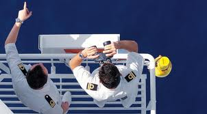 UN TRANSATLANTICO STA A AFFONDA'. UN RAGAZZO SE FA LARGO A SPINTONI PE' RAGGIUNGE 'A SCIALUPPA DE SALVATAGGIO… - 28/03/2012