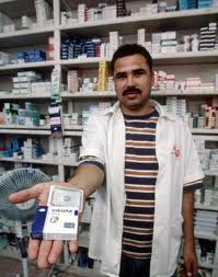 'N TIPO ENTRA 'N FARMACIA TUTTO TRAFELATO CON BRACCIO TESO COME PE' INDICA' ER CINQUE CO' LA MANO E DICE: - 28/03/2012