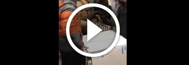FOLLIA A ROMA, SALGONO IN METRO CON UNA CUCINA IN MANO - VIDEO - 24/12/2016