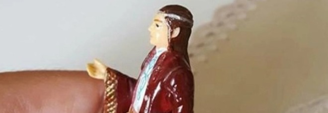 LA BISNONNA PREGA PER ANNI UNA STATUETTA DEL SIGNORE DEGLI ANELLI. ''PENSAVA FOSSE SANT'ANTONIO'' - 07/01/2017