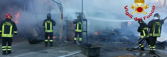 ROMA, BRUCIA IL CAMPO NOMADI: IN FIAMME LE BARACCHE - ECCO COSA STA SUCCEDENDO - 11/01/2017