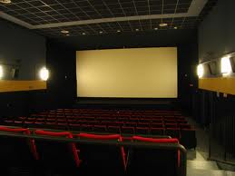 UN UOMO VA AR CINEMA MA E' TROPPO LONTANO DALLO SCHERMO, CHIAMA 'A MASCHERA E JE DICE: - 05/04/2012