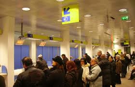 UN UOMO ENTRA IN POSTA E C'E' 'NA FILA LUNGHISSIMA. A 'N CERTO PUNTO PERO' JE VIENE 'N PICCOLO PROBLEMA DE ESPELLE L'ARIA… - 05/04/2012