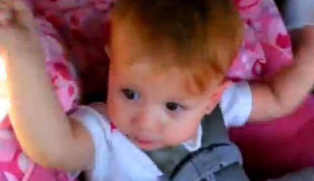 BIMBA DORME IN AUTO, PARTE IL GANGNAM STYLE E SI SCATENA - VIDEO - 17/03/2013