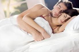 Er significato de come dormi in coppia: POSIZIONE A CUCCHIAIO