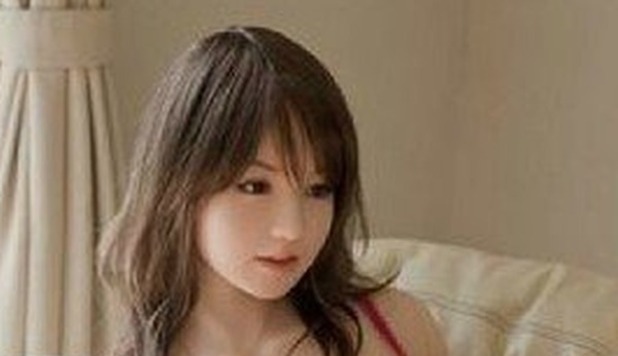 IL MARITO LA TRADISCE CON UNA  BAMBOLA GONFIABILE, LEI CHIEDE IL DIVORZIO - 01/03/2013