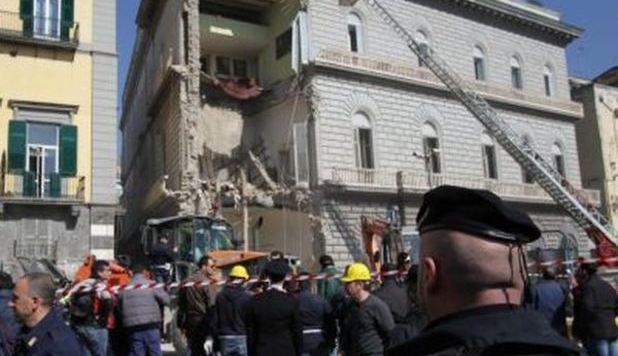 NAPOLI, CROLLA PALAZZO: SI SCAVA CON LE MANI. FORSE VITTIME TRA LE MACERIE - VIDEO - 04/03/2013