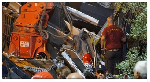 SCONTRO TRA TRENI IN PUGLIA, RESTI UMANI TRA LE LAMIERE: L'AGGHIACCIANTE SCOPERTA DEGLI INQUIRENTI - 13/07/2016