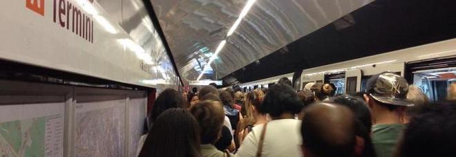 ROMA, PERSONA SUI BINARI, METRO A FERMA: C'E' STATO UN INCIDENTE - 13/07/2016