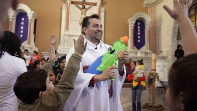 Prete si traveste da Superman e spara l'acqua Santa con una pistola ad acqua - 25/02/2013