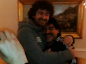 Alessandro Siani incontra Maradona: 'A calcetto gioca vicino a me' - Video - 26/02/2013