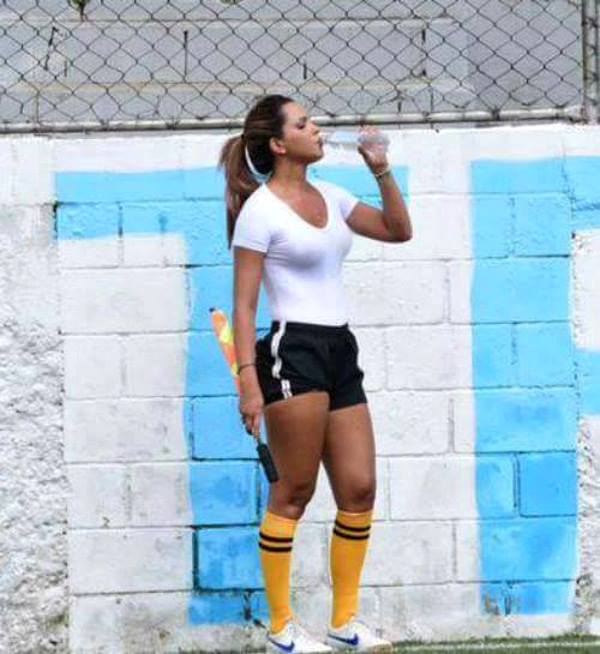 ECCO FERNANDA - LA SENSUALE GUARDALINEE CHE STREGATO IL CALCIO - ECCO COSA COMBINA IN CAMPO - 08/12/2017