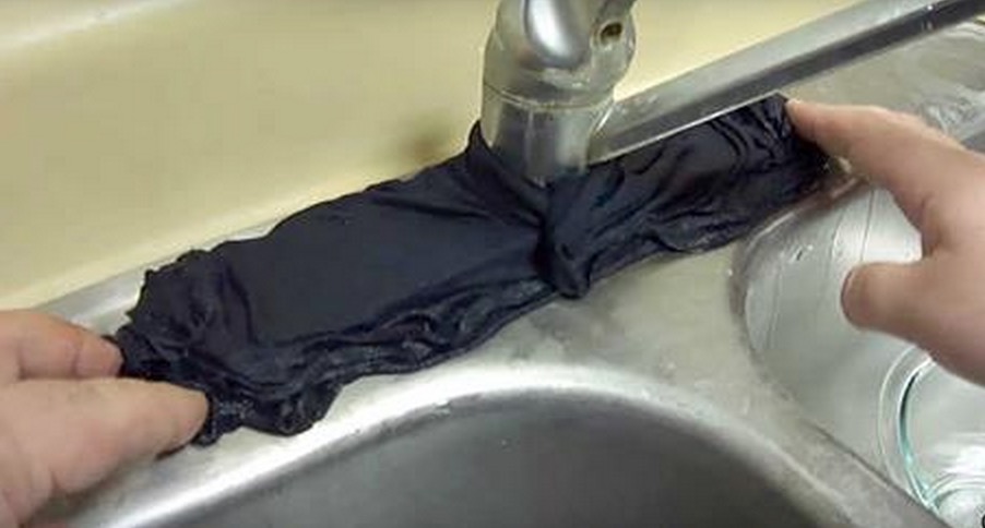METTE UN PANNO IMBEVUTO DI ACETO SUL LAVANDINO, IL RISULTATO E' SORPRENDENTE - 27/10/2015