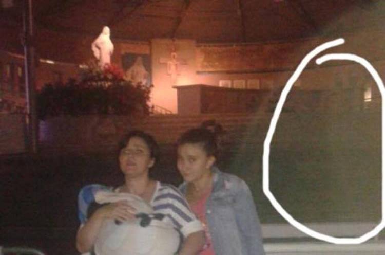 VANNO IN PELLEGRINAGGIO, SI FANNO UNA FOTO, ED ECCO COSA ACCADE - FOTO - 05/11/2015