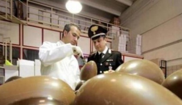 NAS, SEQUESTRI DI PASQUA: LATTE SCADUTO E DOLCI AGLI ESCREMENTI DI TOPO - 30/03/2013
