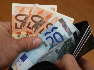 Disoccupato trova 450 euro, li restituisce. Erano la pensione di una vecchietta - 09/04/2013