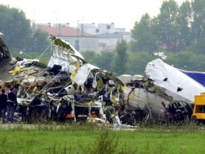 NELLA STRAGE DI LINATE PERSE LA FAMIGLIA CHE PARTIVA PER ANDARE DA LEI. SI SUICIDA - 23/12/2013
