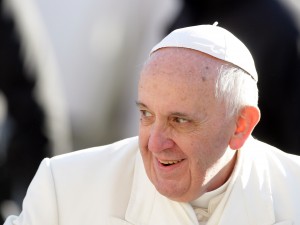 IL PAPA SI CONGRATULA CON GLI OPERAI DEL PRESEPE PORTANDO LORO PANETTONI E BEVANDE - 23/12/2013