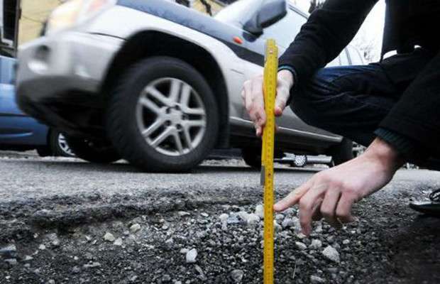 PENSIONATO RIPARA DA SOLO UNA BUCA, RICEVE UNA MULTA DA 400 EURO - 23/12/2013
