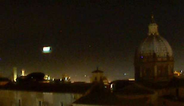 UFO A VITERBO? WEBCAM IMMORTALA UNA LUCE MISTERIOSA NEL CIELO - 16/02/2013