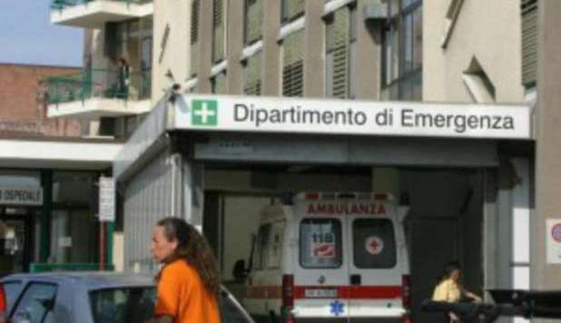 17ENNE ANNUNCIA IL SUICIDIO SU FACEBOOK POI SI LANCIA DAL TERRAZZO DELL'OSPEDALE - 08/03/2013