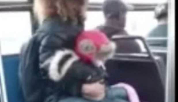 BUTTA VIA IL FIGLIOLETTO PER LITIGARE SULL'AUTOBUS: IL VIDEO CHOC - 12/04/2013