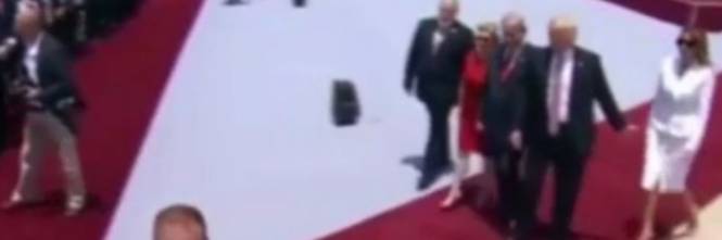 ''ECCO PERCHE' MELANIA TRUMP NON DA MAI LA MANO AL MARITO'' RESTERETE MOLTO SORPRESI - 24/05/2017